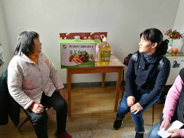 慰问困难群众.jpg