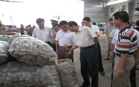 2006年9月嘉兴市委书记、市人大主任黄坤明一行莅临蔬菜市场视察菜篮子供应工作