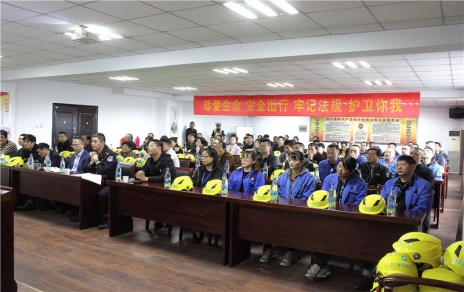 公司组织开展交通安全主题宣教培训暨电瓶车头盔发放仪式