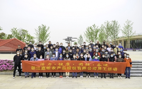 迎春健身走秀湖  环保理念记心中