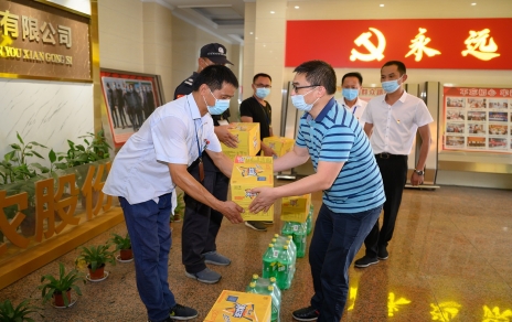 嘉兴市财贸工会主席陈云建到金鼎国际农产品公司慰问基层员工