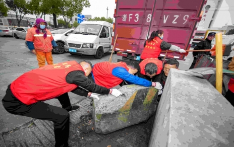 发扬雷锋精神 突击队员在行动